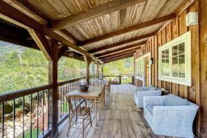 Balkón nebo terasa v ubytování Cozy Trinity Cottage