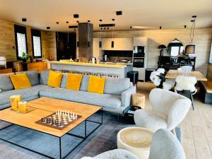 - un salon avec un canapé et une table dans l'établissement Luxury Alpine Residence with Hot Tub - By Ski Chalet Andorra, à Soldeu