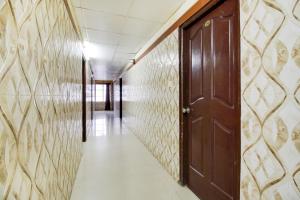 un couloir vide avec une porte dans un bâtiment dans l'établissement Capital O Hotel Shanti Nivas Near Hare Krishna Hill, à Bangalore