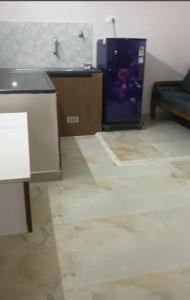 una cocina con fregadero y lavavajillas en Zara Apartments, en Chennai