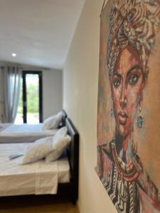 ein Bild einer Frau, die an einer Wand hängt in der Unterkunft Olivia Estate South Corfu in Bastátika + 29 Fotos