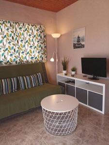 TuinejeにあるCasa-Molinoのリビングルーム(緑のソファ、テレビ付)