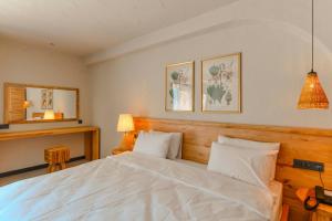 1 dormitorio con 1 cama blanca y 2 almohadas en Unsal Hotel en Oludeniz