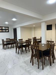 comedor con mesas y sillas de madera en Dalida Hotel, en Tiflis