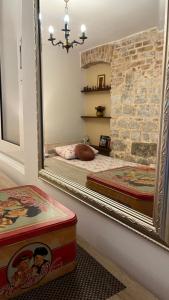 espejo en una habitación con cama en una habitación en Apartment Kova, en Split