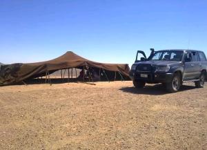 un camion parcheggiato di fronte a una tenda di GITE Take Ur time a Merzouga