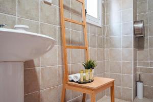 een badkamer met een houten ladder naast een wastafel bij Semiramis Boutique Hotel & Spa in Kato Platres