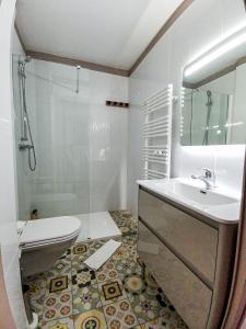 y baño con lavabo, aseo y espejo. en L'ANNÉCIEN - Centre-ville Netflix Wifi Disney+, en Annecy
