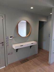 納弗帕克托斯的住宿－My Nafpaktos Resort，浴室设有镜子和白色的柜台。
