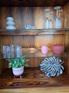 a wooden shelf with glasses and a plant on it at Haus Lieberum Ferienwohnung 1.Etage Balkon in Bad Sooden-Allendorf