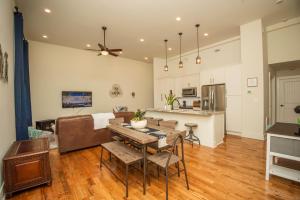 ein Wohnzimmer mit Esstisch und eine Küche in der Unterkunft Cooper Corner -OldCity-SelfCheckIn- in Knoxville