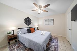 ein Schlafzimmer mit einem Bett und einem Deckenventilator in der Unterkunft Seabrook Sanctuary Cozy 3BR Home Perfect for Families Privacy & Comfort Galore in Seabrook