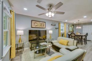 Χώρος καθιστικού στο Athens Home with Deck - Near Sanford Stadium!