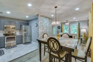 Η κουζίνα ή μικρή κουζίνα στο Athens Home with Deck - Near Sanford Stadium!