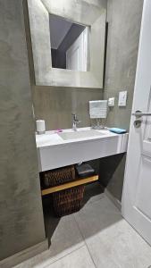 a bathroom with a sink and a mirror at Encantador Depto en Cañitas Palermo in Buenos Aires