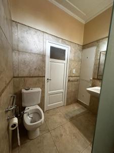 a bathroom with a toilet and a sink at JURAMA in Ciudad Lujan de Cuyo