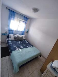 Ένα ή περισσότερα κρεβάτια σε δωμάτιο στο Apartmani ADRIATIC
