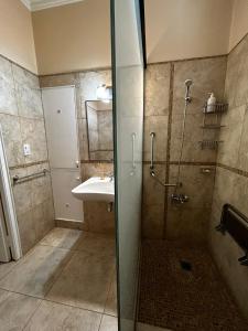 ルハン・デ・クージョにあるJURAMAのバスルーム(シャワー、シンク付)