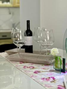 einen Tisch mit Weingläsern und eine Flasche Wein in der Unterkunft Casa Señora 