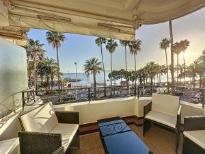 Un balcón con sillas y vistas al océano. en Two en-suite bedroom apartment on La Croisette - Sea view en Cannes