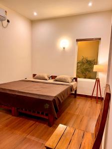 1 dormitorio con 1 cama en una habitación con ventana en Chittattinkara Ayurvilla Traditional wellness Retreat, en Trivandrum
