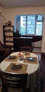 une table dans une pièce avec un chiffon de table blanc dans l'établissement Zoev, à Plovdiv