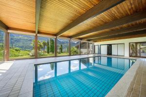 una piscina cubierta con vistas a las montañas en Thanhammer Apt Quarz, en Terlano