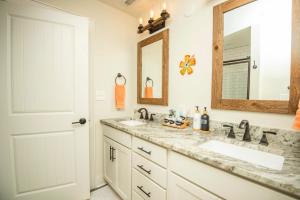 ein Badezimmer mit Waschbecken und Spiegel in der Unterkunft Cooper Corner -OldCity-SelfCheckIn- in Knoxville + 45 Fotos