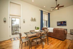 ein Wohnzimmer mit Tisch und Couch in der Unterkunft Cooper Corner -OldCity-SelfCheckIn- in Knoxville