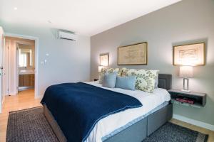Premium Ocean View Condo with Pool客房内的一张或多张床位