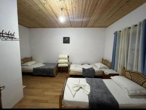 Rúm í herbergi á Mikel Center Theth Guesthouse