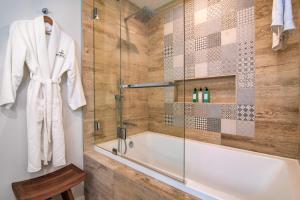 Premium Ocean View Condo with Pool的一间浴室