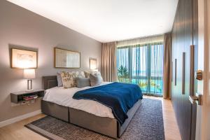 EgmontPremium Ocean View Condo with Pool的一间带大床和大窗户的卧室