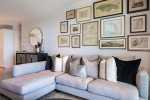 Premium Ocean View Condo with Pool的休息区