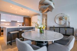 EgmontPremium Ocean View Condo with Pool的配有桌椅的厨房和餐厅