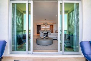 Premium Ocean View Condo with Pool的休息区