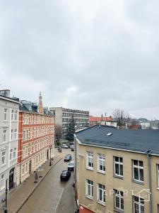 uma vista aérea de uma rua da cidade com edifícios em Biskupia Central Apartment em Gdansk