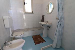 un bagno con un water e un lavandino di Casa Nisea a Santa Cesarea Terme a Santa Cesarea Terme