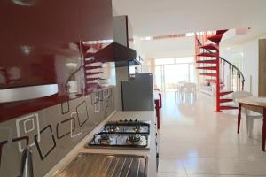 una cucina con un piano cottura e un forno in una stanza di Casa Nisea a Santa Cesarea Terme a Santa Cesarea Terme Altre 27 foto