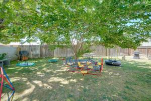 Ο χώρος παιχνιδιού για παιδιά στο Fun-Filled Backyard Bakersfield Family Haven!