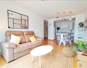 una sala de estar con un sofá y una mesa en Portbeach, en Viveiro