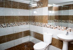 ein Bad mit einem WC und einem Waschbecken in der Unterkunft Hotel Los Angeles in Calarcá