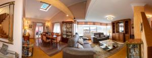 uma sala de estar com um sofá e uma mesa em Casa Vila do mar em Baiona