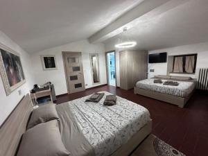 卡斯泰洛城Agriturismo Villa Paradiso Esotico的有两张床和一台电视的酒店房间