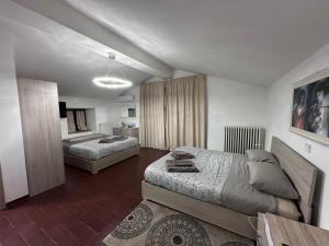 卡斯泰洛城Agriturismo Villa Paradiso Esotico的一间房间里有两张床的卧室 更多37张照片