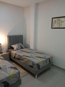 Łóżko lub łóżka w pokoju w obiekcie Appartement Ben Arous