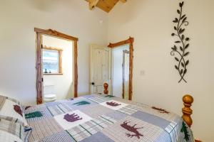 Un dormitorio con una cama con una colcha encima en Newport Retreat 12 Mi to Great Smoky Mountains!, en Newport