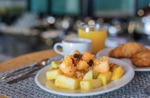 dois pratos de comida numa mesa com uma chávena de café em Mex Hoteles em Cancún