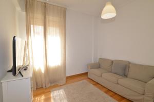 sala de estar con sofá y TV en Apartamento en zona residencial cerca del Guggenheim, en Bilbao