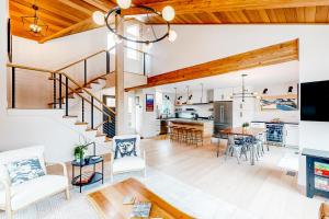 sala de estar con escalera, comedor y cocina en Mount Alyeska View Haven, en Girdwood